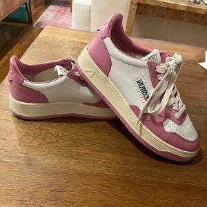 Autry Medalist Low Sneaker Womens size 39 in Pink/Muave